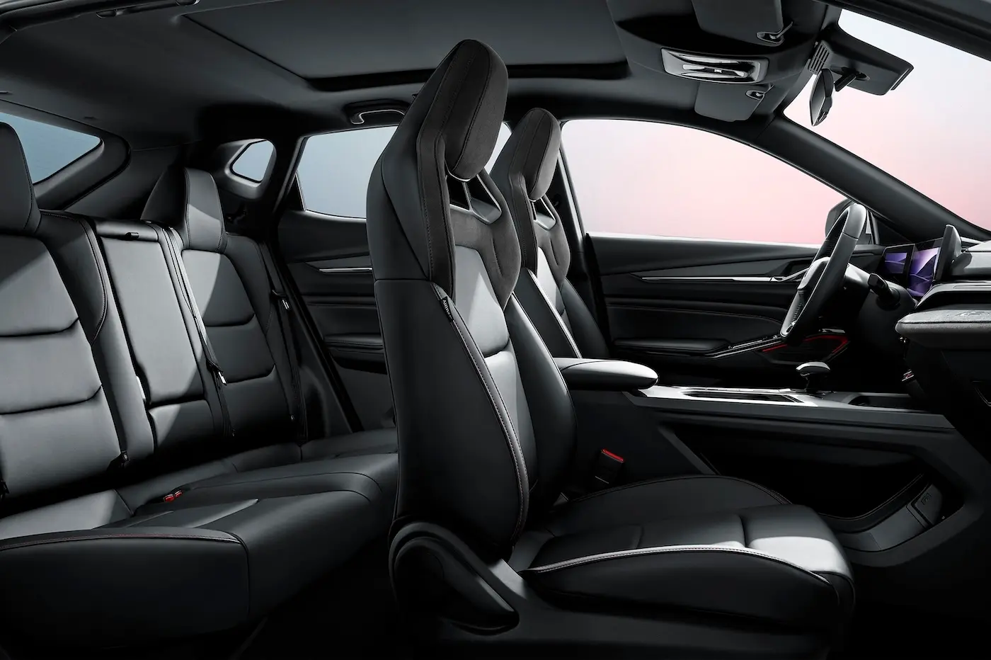  Физические клавиши управления климат-контролем и подогревами. Мягкий пластик в отделке и экокожа важны для тех, кто ценит тактильный комфорт