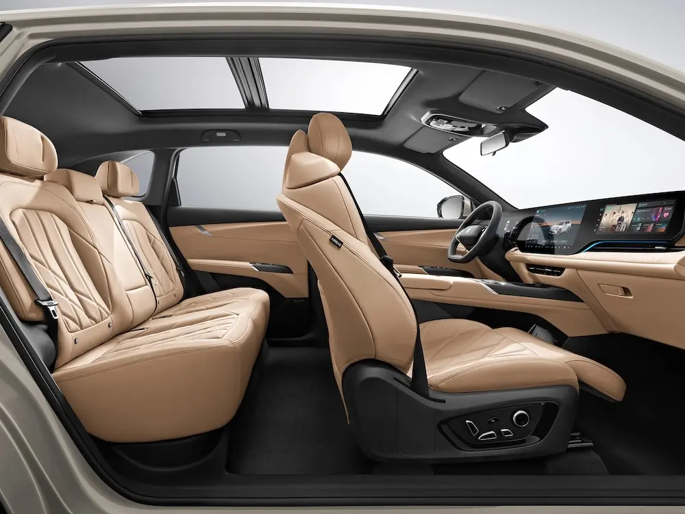 Сиденья Zero Gravity оснащены оттоманкой, массажем, подогревом и вентиляцией, а также функцией памяти