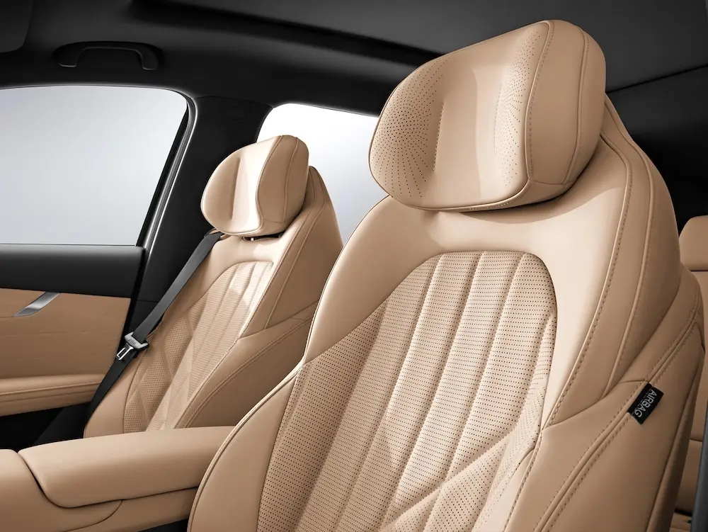 Боковая поддержка увеличена на 10%. Площадь подголовника увеличена на 18%. Сиденья отделаны кожей NAPPA